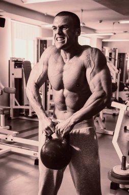 Pazı bir halter egzersiz olan bir adam