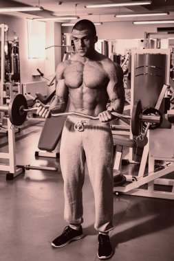 Pazı bir halter egzersiz olan bir adam