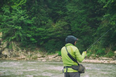 Alabalık balıkçılık Nehri üzerinde