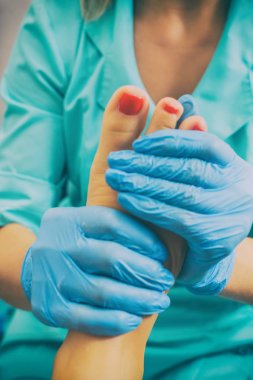 Ana pedikür, ayak masajı, spa salonu yapıyor.