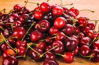 Tahta bir arka planda kiraz