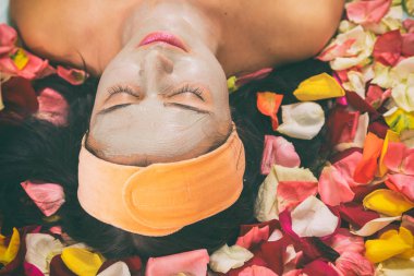 Kadın bir kozmetik prosedür alır