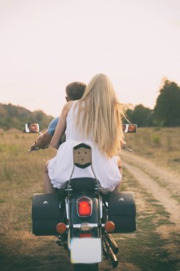 Bir motosiklet alanında genç Çift