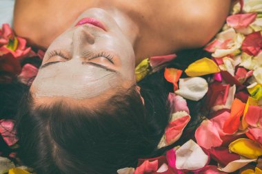 Kadın bir kozmetik prosedür alır