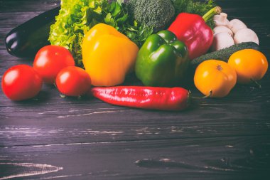 Masada organik sebzeler var.