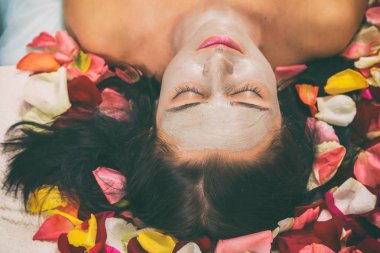 Kadın bir kozmetik prosedür alır