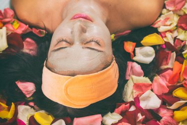 Kadın bir kozmetik prosedür alır