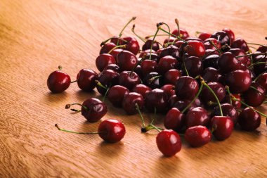 Tahta bir arka planda kiraz