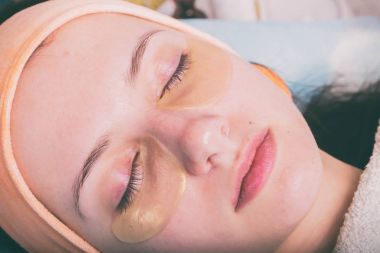 Kozmetik enjeksiyon spa salonda. Güzellik uzmanı hastanın yüz içine enjeksiyon yapar.