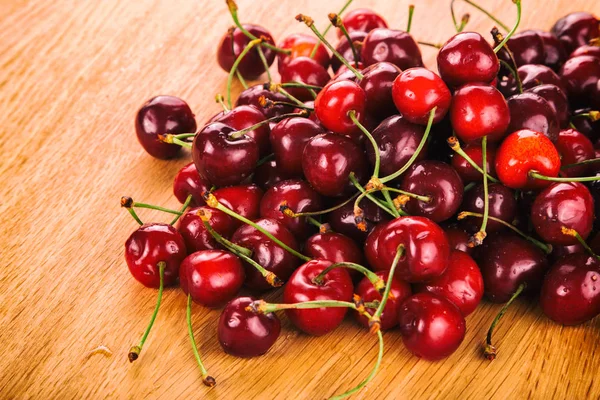 Tahta bir arka planda kiraz