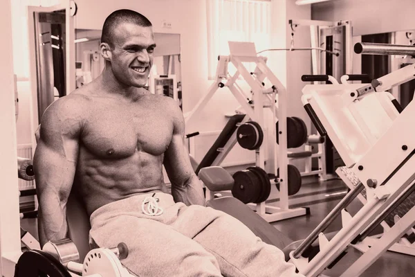 Pazı bir halter egzersiz olan bir adam