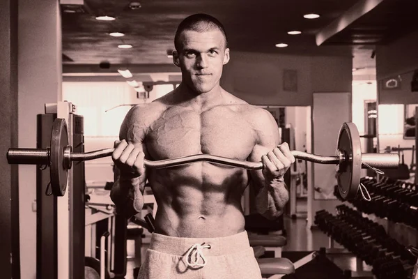 Pazı bir halter egzersiz olan bir adam