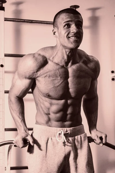 Pazı bir halter egzersiz olan bir adam