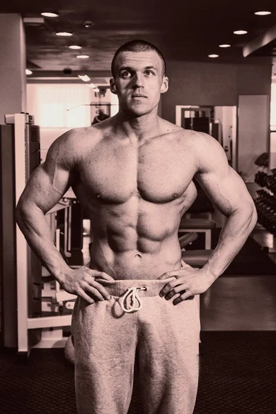Un hombre con un ejercicio de barra en bíceps —  Fotos de Stock
