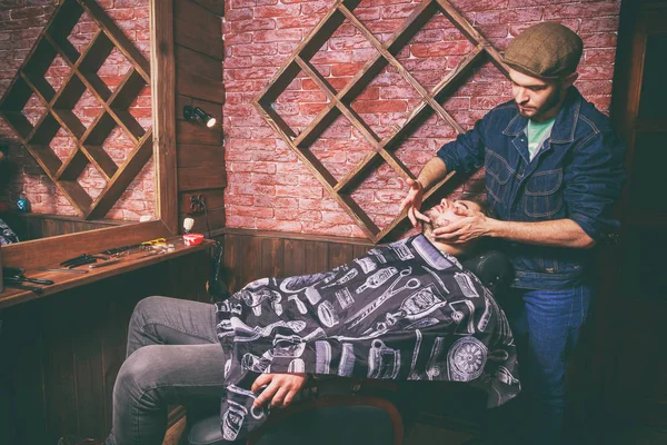 Scheren in de Barbershop-client. Berber scheert client — Stockfoto