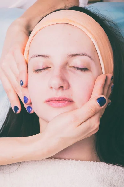 Injeção de cosméticos no salão de spa. O esteticista faz a injeção no rosto do paciente . — Fotografia de Stock