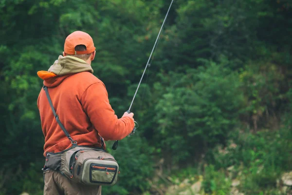 Pesca de truchas en el río — Foto de Stock