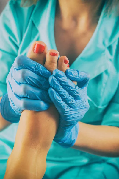 Master pedicure, doing foot massage, spa salon. — Stock Photo, Image