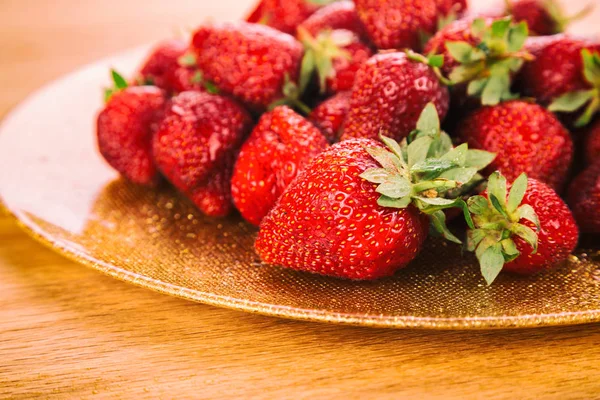 Fraises fraîches délicieuses dans une assiette . — Photo