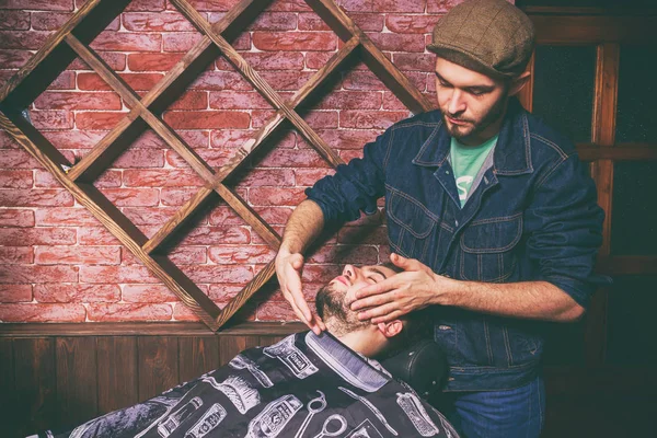 İstemci berberde tıraş. Tıraş Berber'a istemci