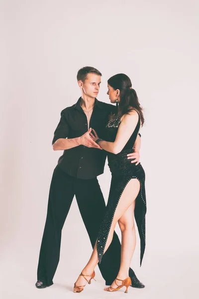 Bailarinas de salón sobre un fondo gris —  Fotos de Stock