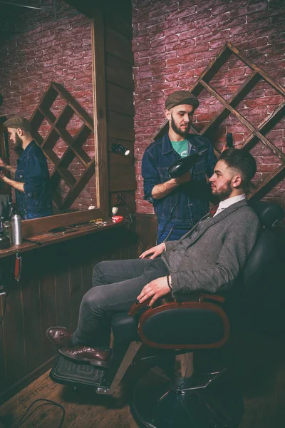 Rasieren im Friseursalon des Kunden. Berber rasiert Kundin — Stockfoto