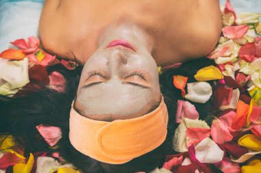 Kadın bir kozmetik prosedür alır