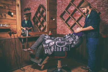 İstemci berberde tıraş. Tıraş Berber'a istemci