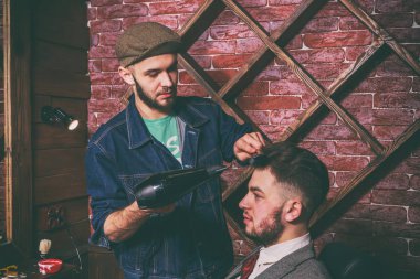 İstemci berberde tıraş. Tıraş Berber'a istemci