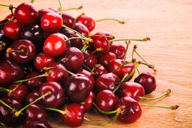 Tahta bir arka planda kiraz