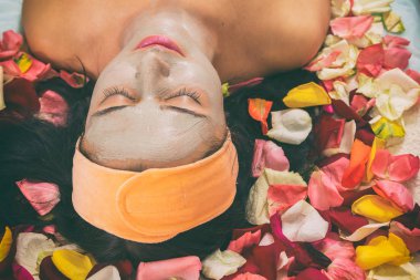 Kadın bir kozmetik prosedür alır