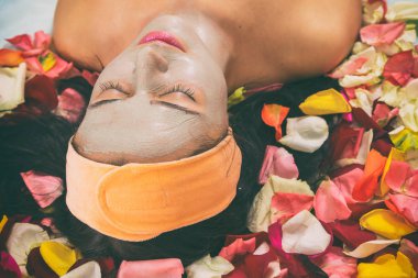 Kadın bir kozmetik prosedür alır