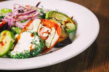 Masanın üzerine lezzetli sebze Salatalar