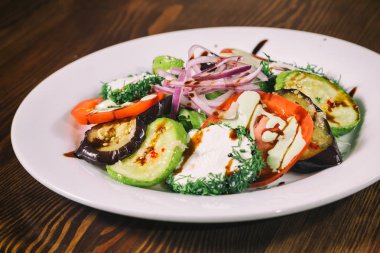 Masanın üzerine lezzetli sebze Salatalar