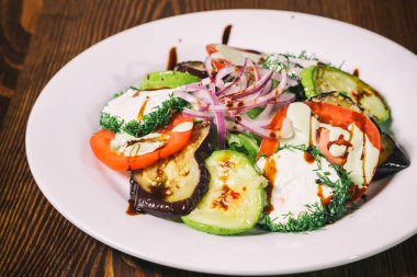 Masanın üzerine lezzetli sebze Salatalar