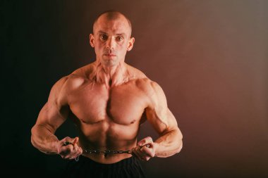 kaslı erkek vücut karanlık bir arka plan üzerinde.