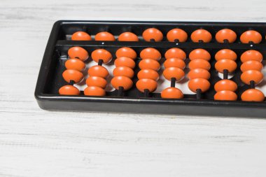 Masanın üzerine zihinsel aritmetik, abaküs.