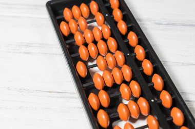 Masanın üzerine zihinsel aritmetik, abaküs.