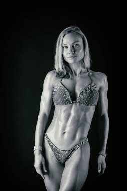 Karanlık bir arka plan atletik kız.