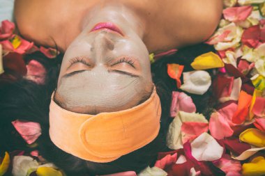 Kadın bir kozmetik prosedür alır