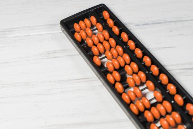 Masanın üzerine zihinsel aritmetik, abaküs.