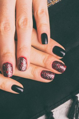 Güzel kadın manikür Spa'da.