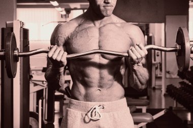 Pazı bir halter egzersiz olan bir adam