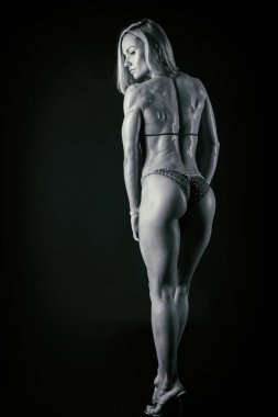 Karanlık bir arka plan atletik kız.