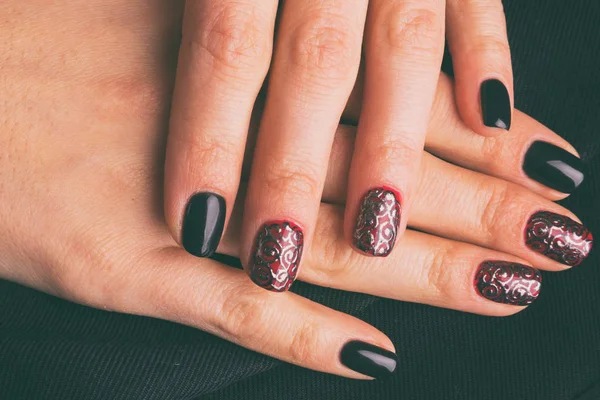 Güzel kadın manikür Spa'da.