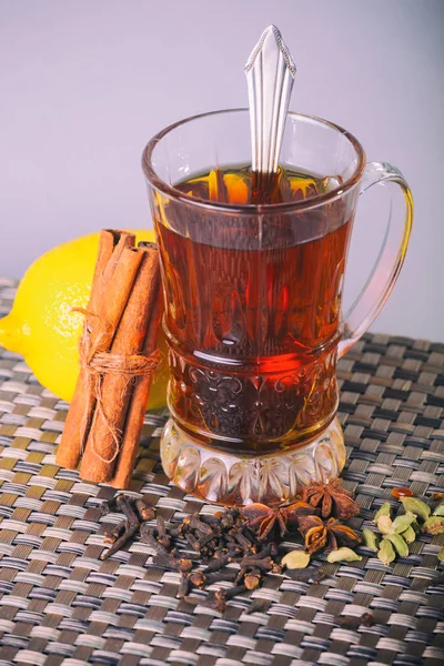 Té en estilo árabe sobre la mesa — Foto de Stock