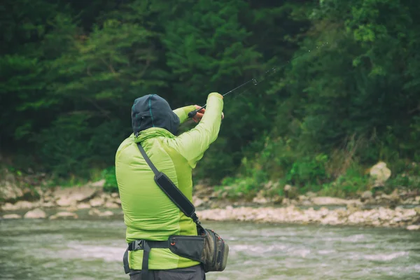 Forellenfischen auf dem Fluss — Stockfoto