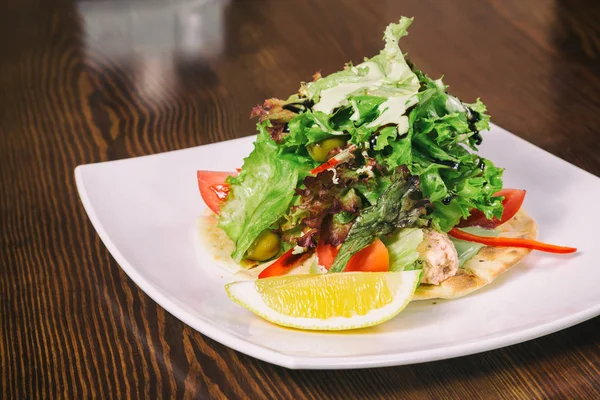 Köstliche Gemüsesalate. Leckeres Essen. — Stockfoto