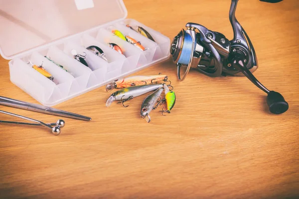 Ahşap arka plan üzerinde balıkçılık için donatım.