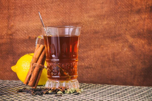 Té en estilo árabe sobre la mesa — Foto de Stock